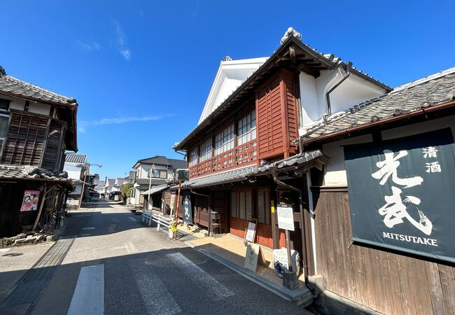 国の重要伝統的建造物群保存地区に指定される、江戸から昭和にかけて醸造業を中心に発展した宿場町