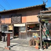 酒蔵通りの南を流れる浜川沿いにある小さなパン屋