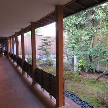 露天風呂への通路、右は日本庭園