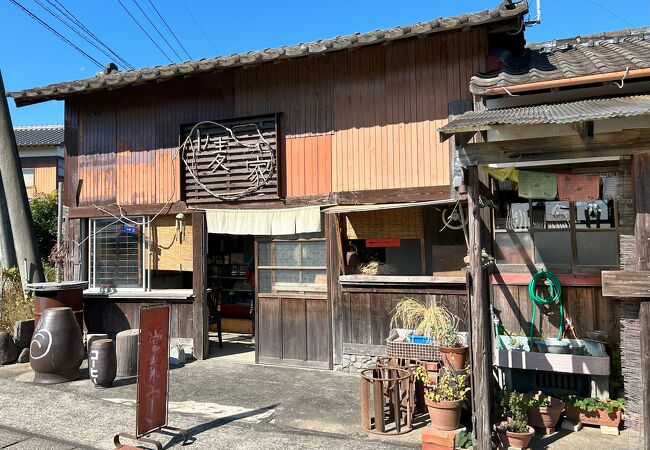 酒蔵通りの南を流れる浜川沿いにある小さなパン屋