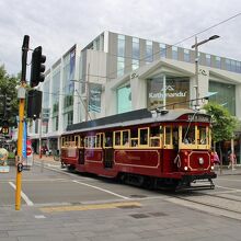 キャシェル通りを行く赤い電車