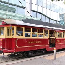 キャシェル通りを行く赤い電車