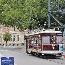 カセドラルスクエア周辺を行く茶色い電車