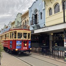 ニューリージェント通りを行く赤い電車