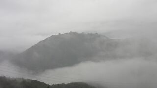 天空の城「竹田城」を望む絶景スポット、秋から冬にかけての朝の訪問が雲海を望むチャンス