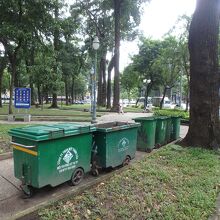 公園にはゴミ箱が置かれている