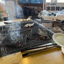 鯵の干物の炭火焼きも行列ができていました。