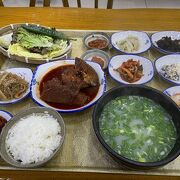 感動のサバの味噌煮と盛りだくさんのおかず