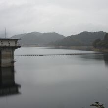 「糀屋ダム」によって形成された「翠明湖」