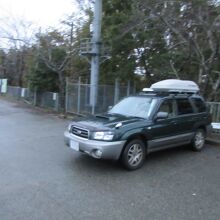 ダム右岸に駐車場有