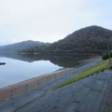 周辺は公園として整備されています