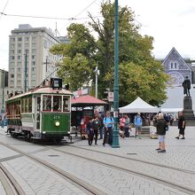 再建中の大聖堂とトラム乗り場