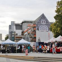 土曜日だったので広場にはマーケットが出ていた