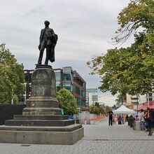 広場にあった銅像