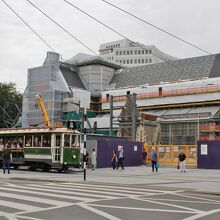 工事中の側壁とトラム