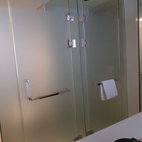 右がバスルーム、左がトイレ