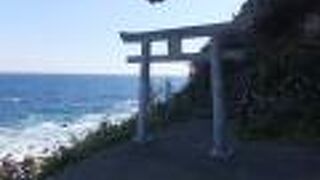 稲取岬灯台のすぐ下。