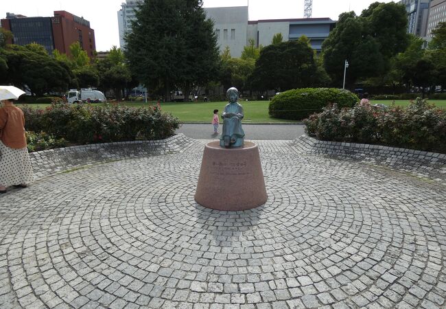 赤い靴はいてた女の子像 (山下公園)