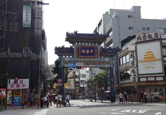 横浜中華街の東の玄関口の門