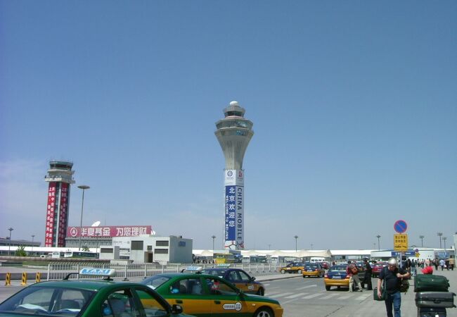空港の管制塔が見えてきて