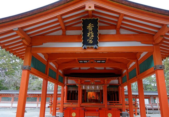 仲哀天皇、神功皇后、応神天皇の親子3人が御祭神となっている格式高い神社