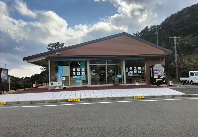 伊豆半島最南端。石廊崎見学の拠点。駐車場は高い