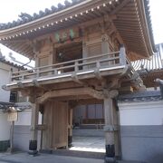 二王座の中ほどに建つ浄土真宗のお寺