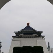 巨大な公園と紀念堂 