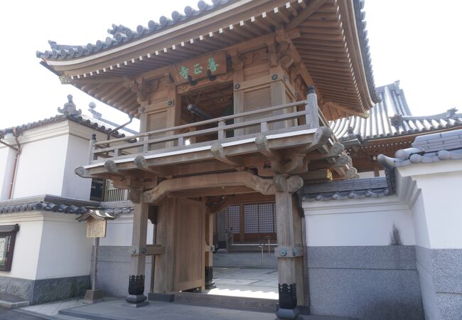 二王座の中ほどに建つ浄土真宗のお寺