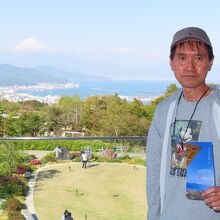 富士山をバックに