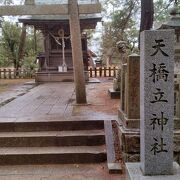 天橋立の松並木を歩いていくとある神社