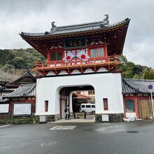 武雄温泉楼門を入った所に　元湯はあります