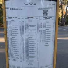 ロンパーイン発のバス時刻表、ここで確認後園内へ
