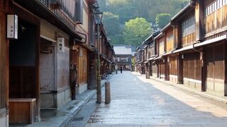 人間とツバメの共生も伝統と余裕のなせる業