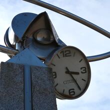 東日本大震災の津波で時が止まったままの時計が印象に残ります。