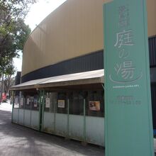 道路からすぐに玄関で、緑はない。