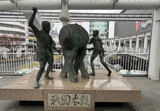 小倉駅のデッキにある祇園太鼓を叩く像