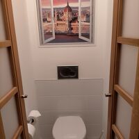 騙し絵があるトイレも狭いがシャワールームとは別々