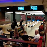 ボーリング場もある