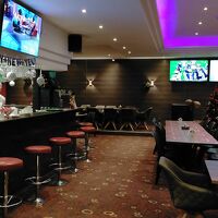 ボーリング場の併設のバー、別にフロントの横にもバーがある