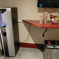 エレベーターホールに冷水器にリンゴが置いて有る