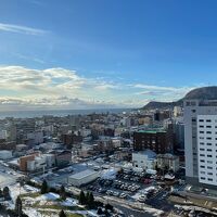 部屋からの景色。函館の街が一望できます。