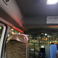 シャトルバスでホテルへ向かいます…夜です