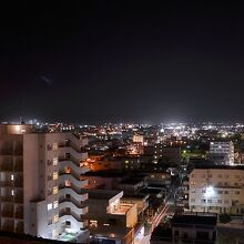 夜の街中も屋上テラスから見えます。