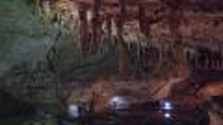 上から下へ奇怪な姿をした突起物