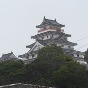 舞鶴城と呼ばれる海辺の丘に建つ城