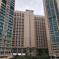 中央の高層ビルがホテル部分です(翌朝撮影)