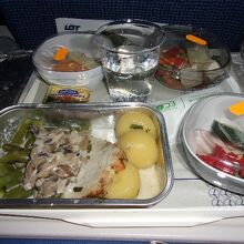 ワルシャワ離陸数時間後配られた機内食。