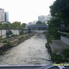 川というより運河の風情の箇所が多いですね。