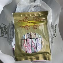 フィンガーチョコレートのようなアルミで巻かれています。